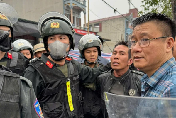 Cảnh sát hình sự kể giây phút giải cứu bé gái bị khống chế trên mái nhà.jpeg