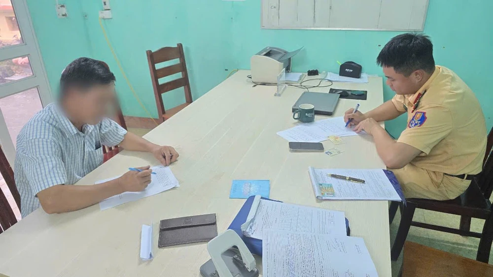 CSGT Phú Thọ phát hiện tài xế say xỉn, chạy quá tốc độ.jpg