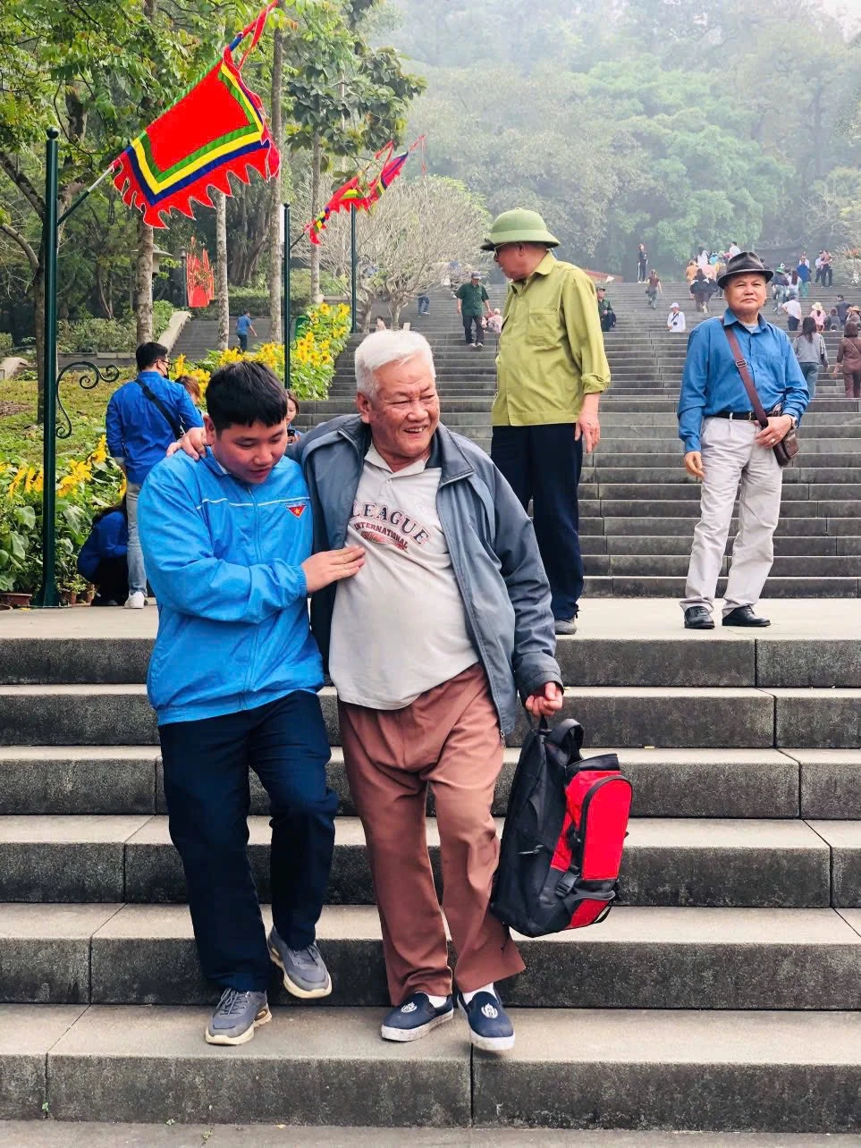 Những hình ảnh ấm lòng tại Đền Hùng dịp Giỗ Tổ Hùng Vương 2025 0.jpg