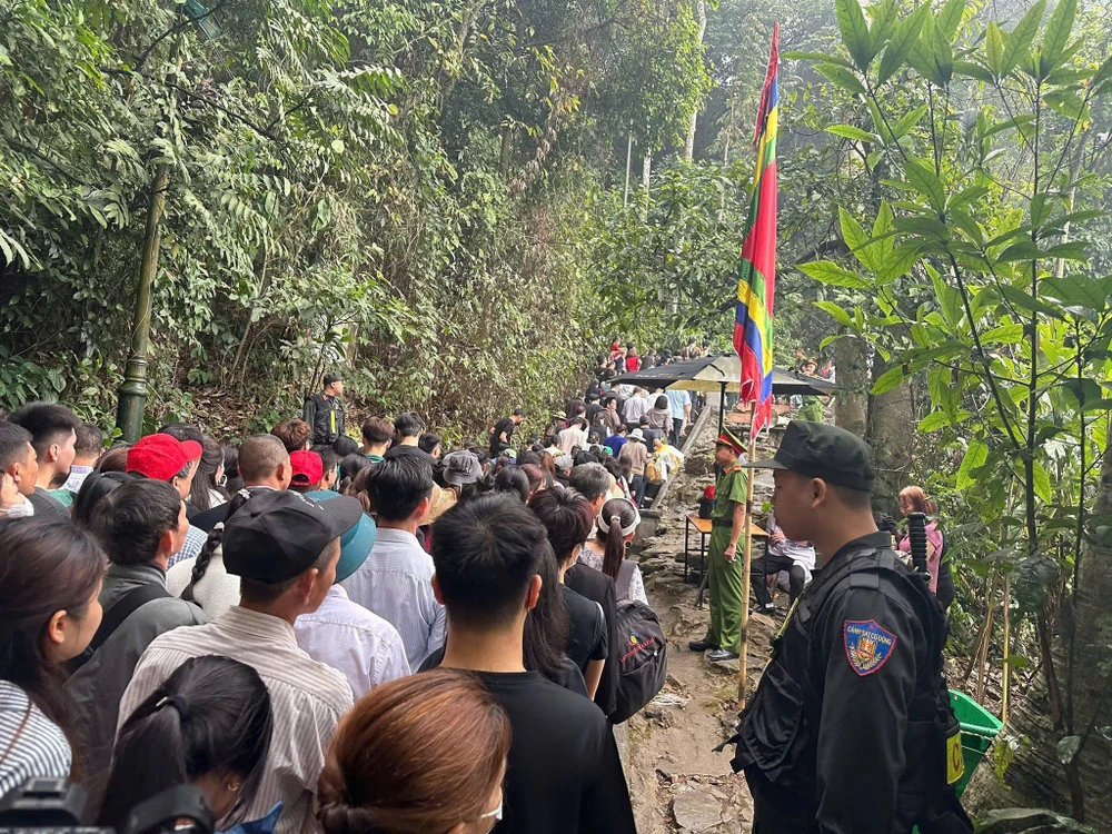 Những hình ảnh ấm lòng tại Đền Hùng dịp Giỗ Tổ Hùng Vương 2025 1.jpg