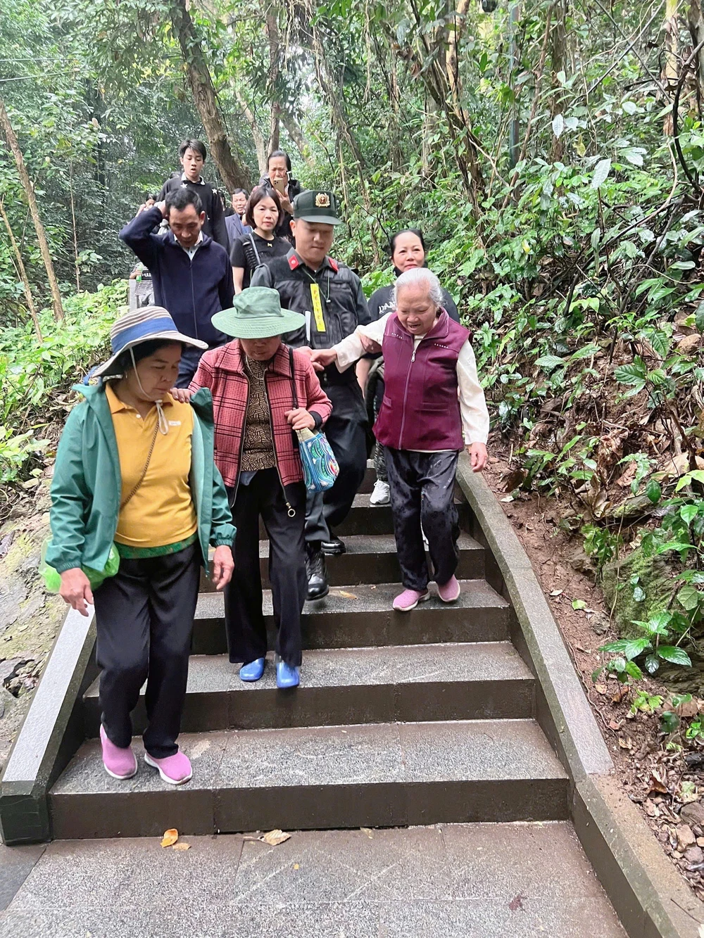 Những hình ảnh ấm lòng tại Đền Hùng dịp Giỗ Tổ Hùng Vương 2025 2.jpg