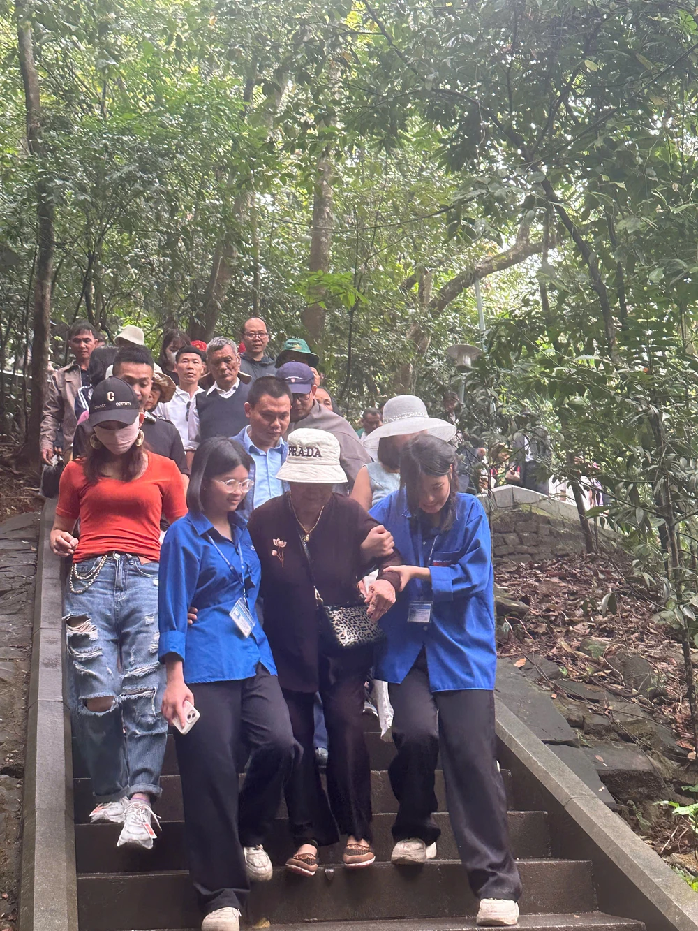 Những hình ảnh ấm lòng tại Đền Hùng dịp Giỗ Tổ Hùng Vương 2025 4.jpg