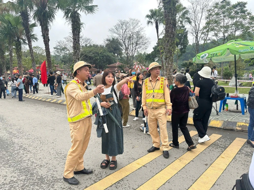 Những hình ảnh ấm lòng tại Đền Hùng dịp Giỗ Tổ Hùng Vương 2025 5.jpg