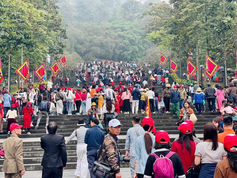 Những hình ảnh ấm lòng tại Đền Hùng dịp Giỗ Tổ Hùng Vương 2025 6.jpg