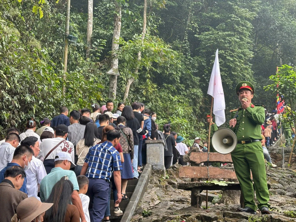 Những hình ảnh ấm lòng tại Đền Hùng dịp Giỗ Tổ Hùng Vương 2025 8.jpg