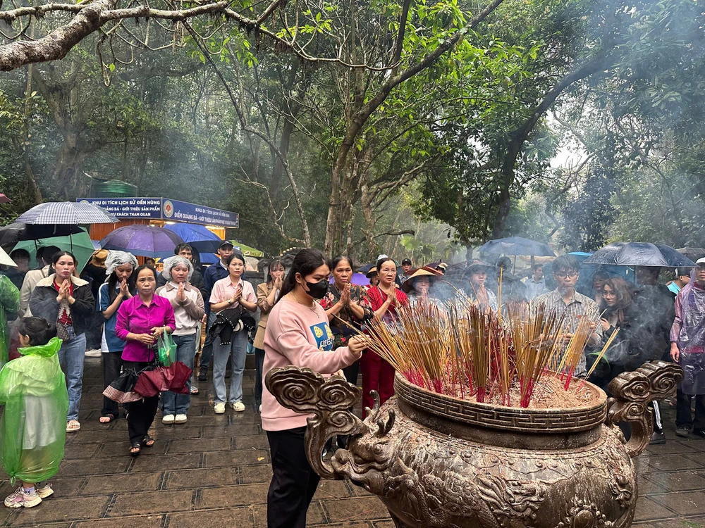 Những hình ảnh ấm lòng tại Đền Hùng dịp Giỗ Tổ Hùng Vương 2025.jpg
