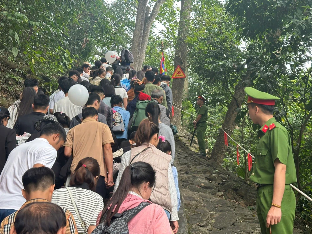 Biển người hành hương về Đền Hùng trước ngày chính giỗ 0.jpg