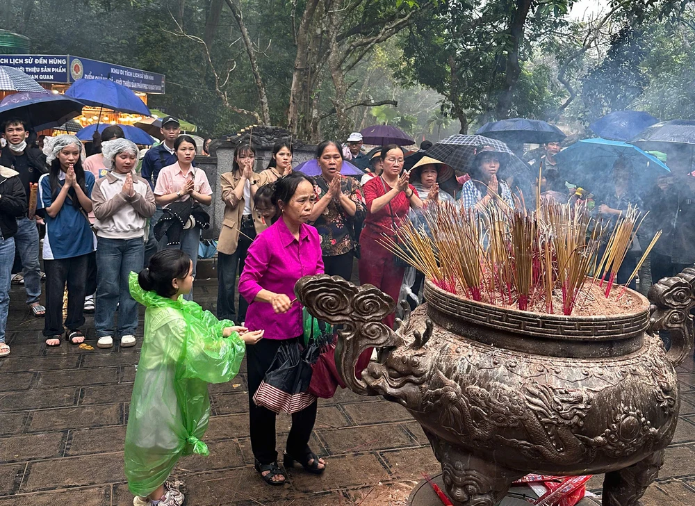 Biển người hành hương về Đền Hùng trước ngày chính giỗ 01.jpg