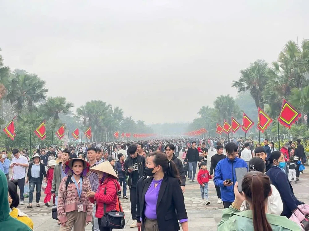 Biển người hành hương về Đền Hùng trước ngày chính giỗ 1.jpg