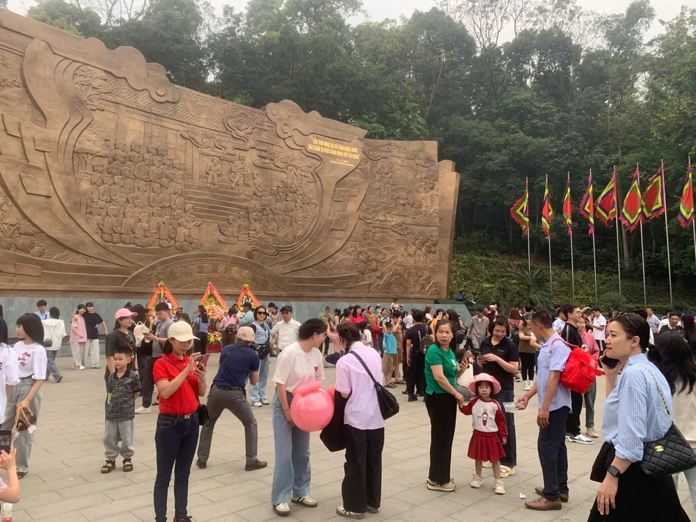 Biển người hành hương về Đền Hùng trước ngày chính giỗ 12.jpg