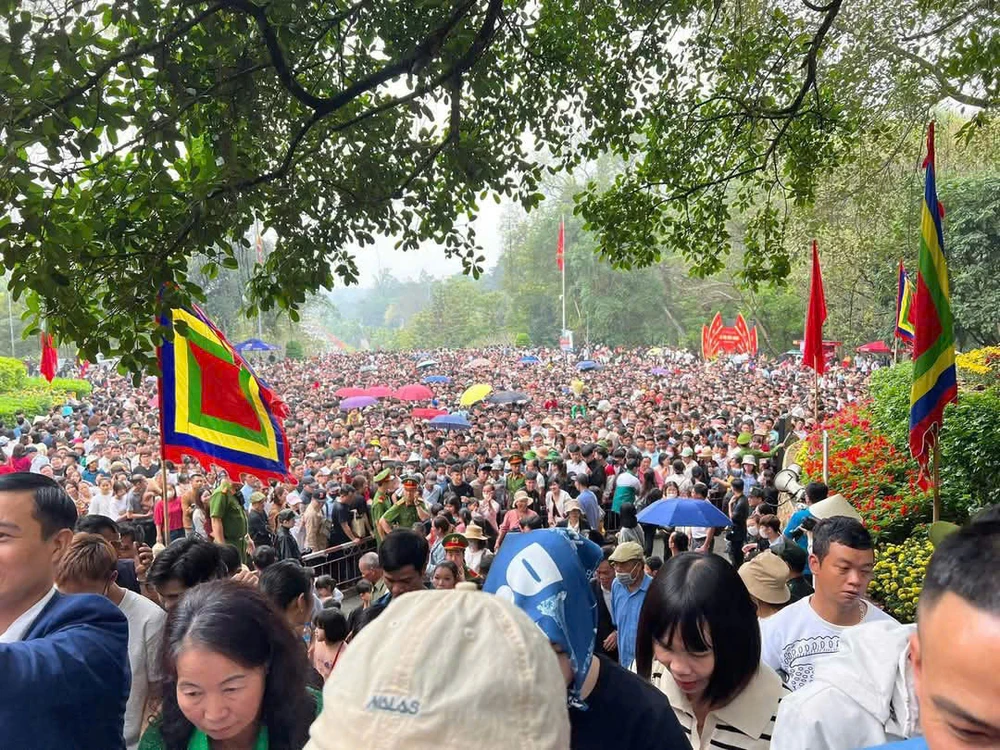 Biển người hành hương về Đền Hùng trước ngày chính giỗ 2.jpg