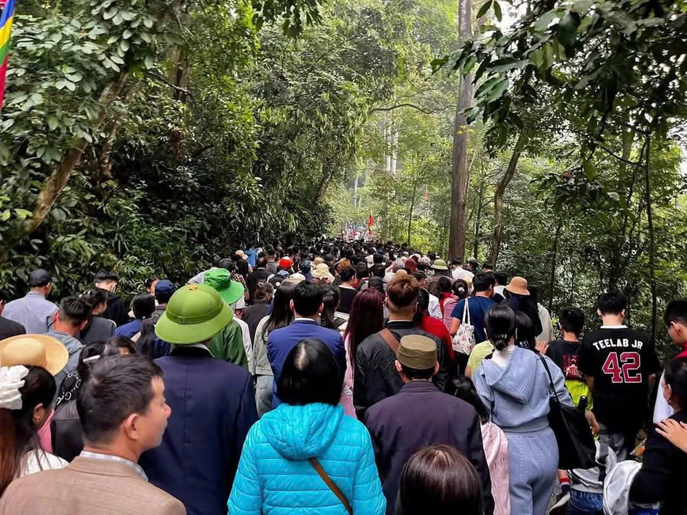 Biển người hành hương về Đền Hùng trước ngày chính giỗ 3.jpg