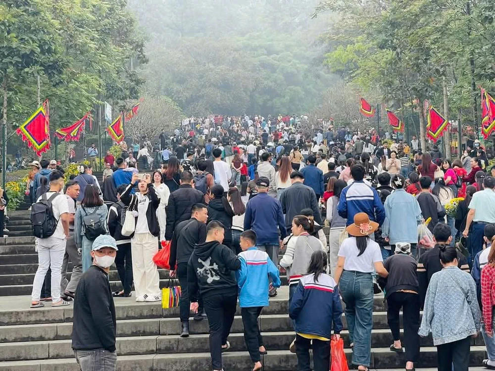 Biển người hành hương về Đền Hùng trước ngày chính giỗ 4.jpg