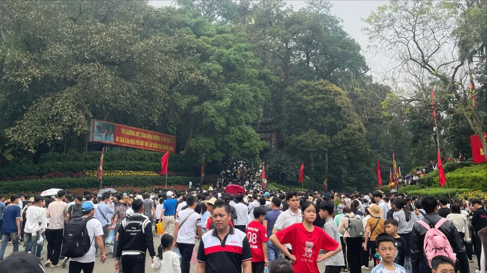 Biển người hành hương về Đền Hùng trước ngày chính giỗ 5.jpg