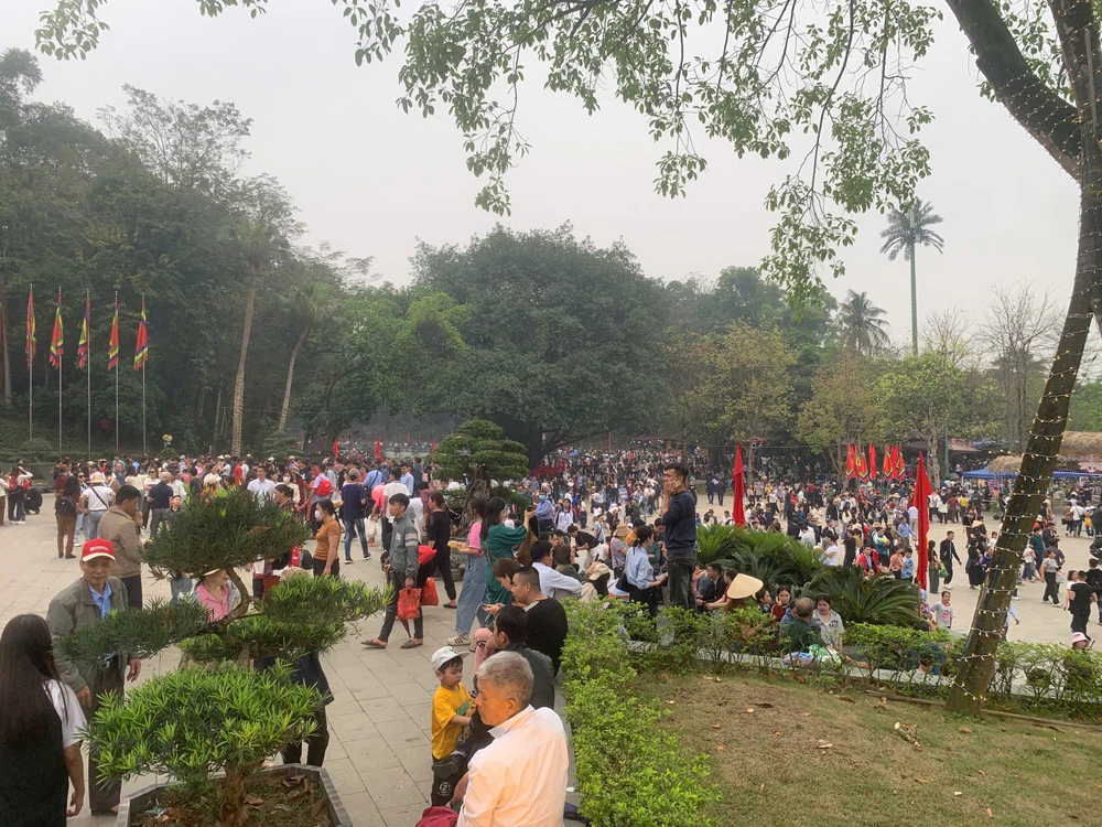 Biển người hành hương về Đền Hùng trước ngày chính giỗ 6.jpg