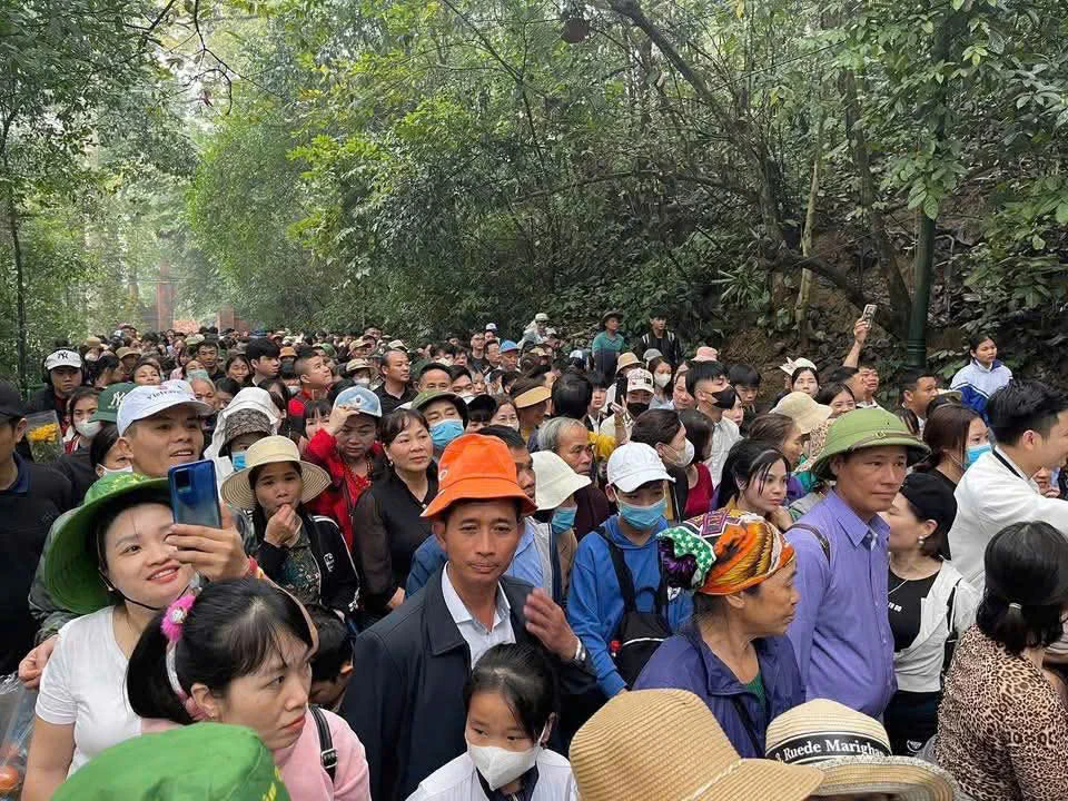 Biển người hành hương về Đền Hùng trước ngày chính giỗ 8.jpg