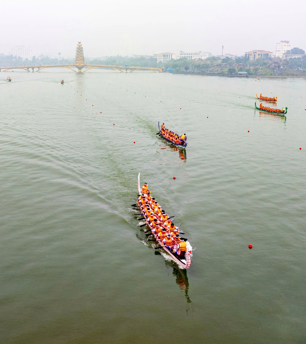 Ngàn người xem bơi chải tại lễ hội Đền Hùng 2.jpg