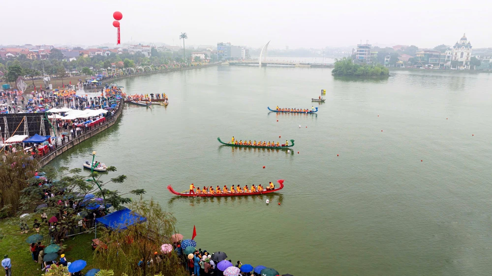 Ngàn người xem bơi chải tại lễ hội Đền Hùng.jpg