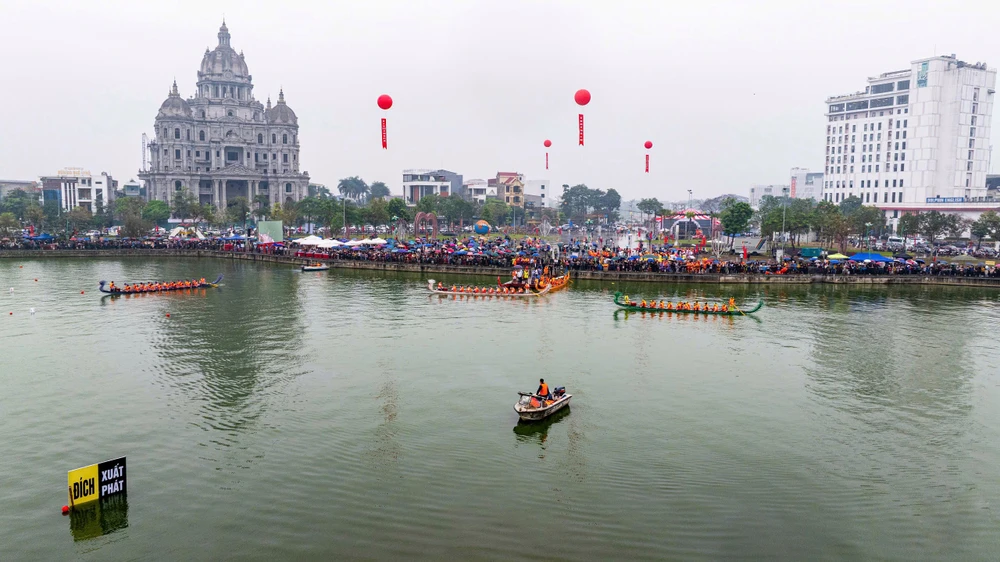 Ngàn người xem bơi chải tại lễ hội Đền Hùng 3.jpg