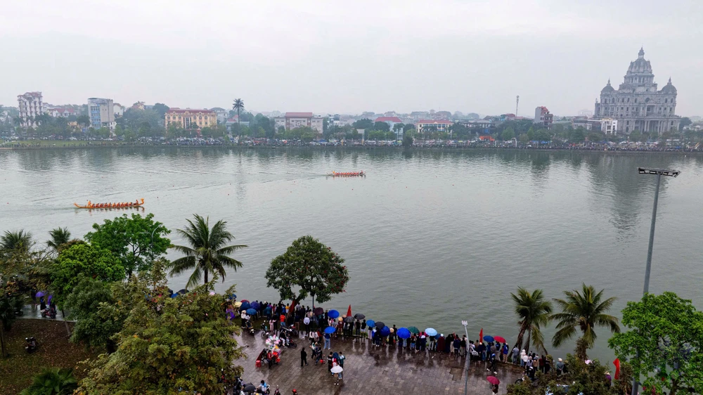 Ngàn người xem bơi chải tại lễ hội Đền Hùng 4.jpeg