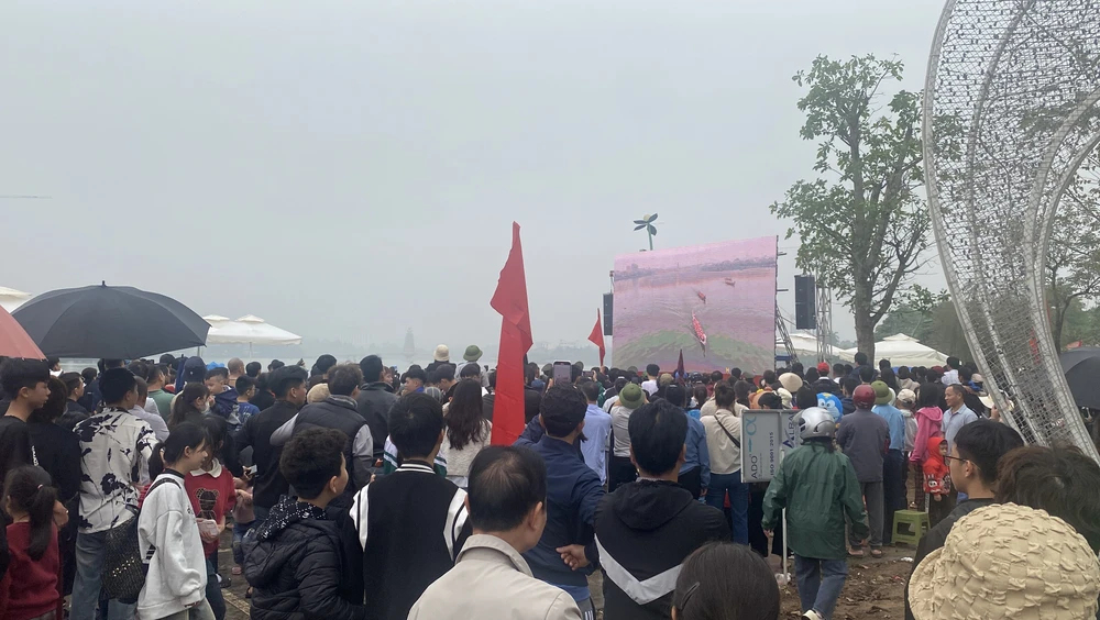 Ngàn người xem bơi chải tại lễ hội Đền Hùng 4.jpg