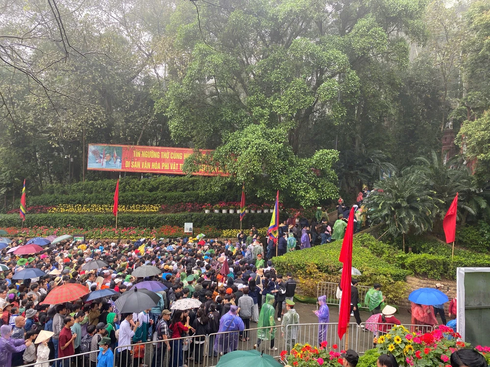 Biển người tập trung tại sân Công Quán chờ lên đền dâng hương các Vua Hùng 11.jpg