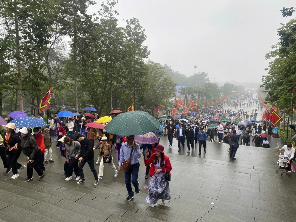 Biển người tập trung tại sân Công Quán chờ lên đền dâng hương các Vua Hùng 5.jpg