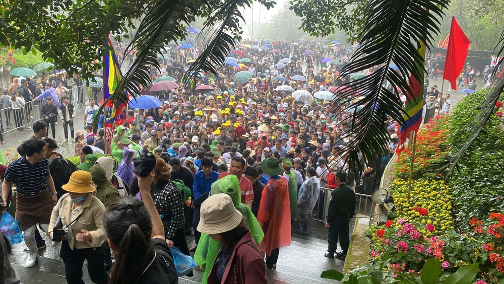 Biển người tập trung tại sân Công Quán chờ lên đền dâng hương các Vua Hùng 8.jpg