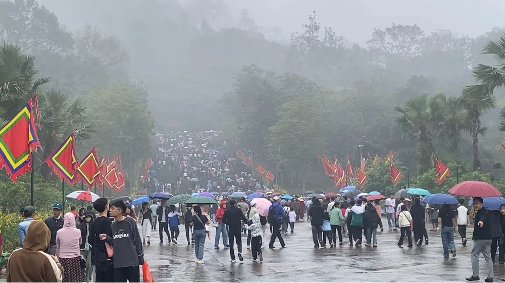 Biển người tập trung tại sân Công Quán chờ lên đền dâng hương các Vua Hùng