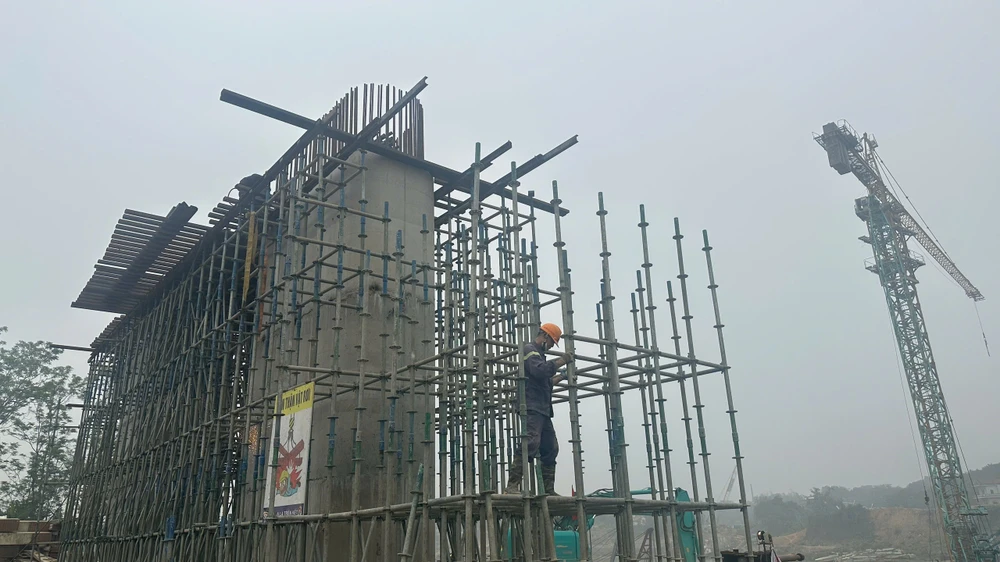 Hình hài cầu Phong Châu sau 3 tháng thi công thần tốc 1.jpg