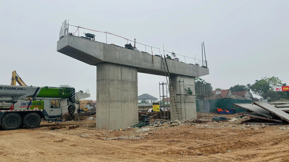 Hình hài cầu Phong Châu sau 3 tháng thi công thần tốc 2.jpg