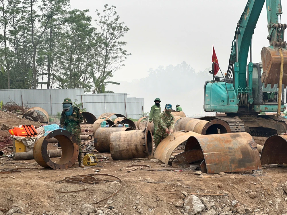 Hình hài cầu Phong Châu sau 3 tháng thi công thần tốc 4.jpg