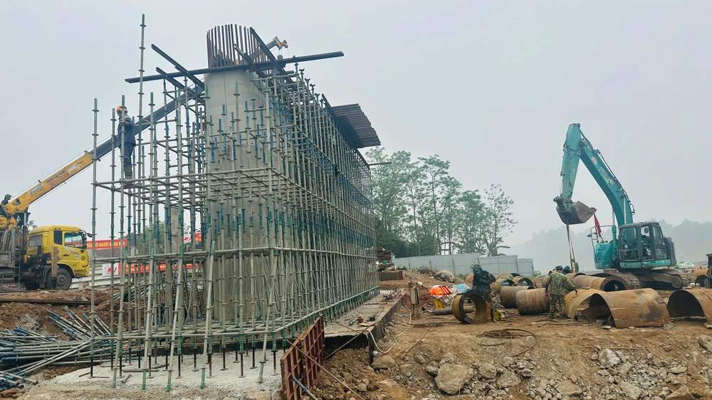 Hình hài cầu Phong Châu sau 3 tháng thi công thần tốc 6.jpg