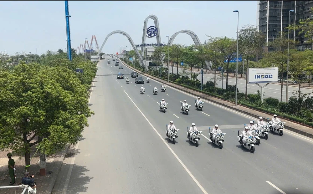 Ảnh: Đoàn xe chở Tổng Bí thư, Chủ tịch Trung Quốc Tập Cận Bình đến Hà Nội 1.jpg