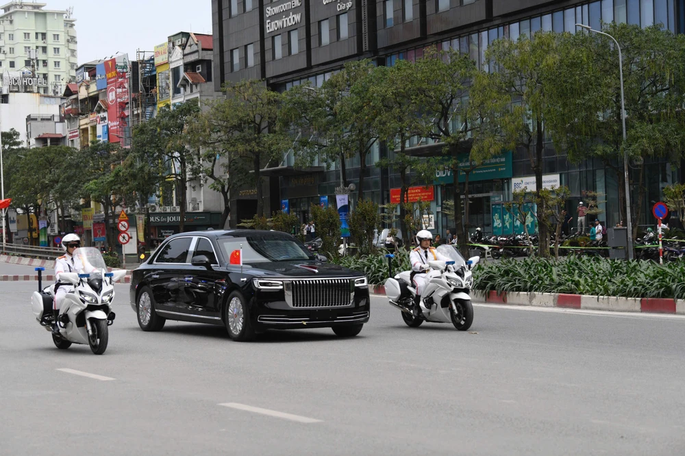 Ảnh Đoàn xe chở Tổng Bí thư, Chủ tịch Trung Quốc Tập Cận Bình đến Hà Nội.jpg