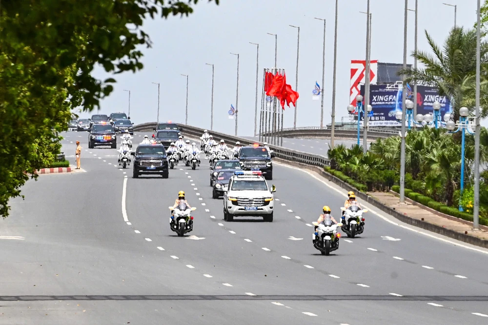 Ảnh: Đoàn xe chở Tổng Bí thư, Chủ tịch Trung Quốc Tập Cận Bình đến Hà Nội 3.jpg