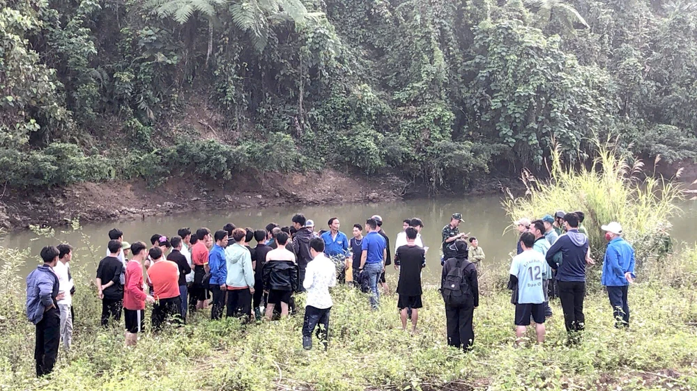 Tìm thấy thi thể 2 nạn nhân bị cuốn trôi ở suối Lùng Cù.JPG
