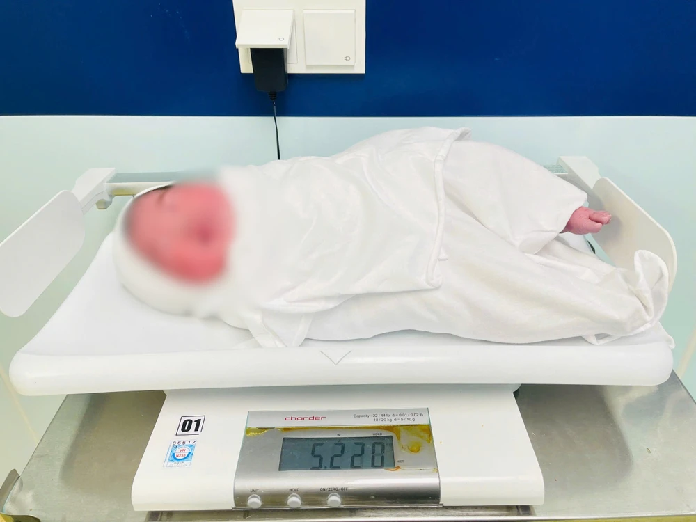 Bé gái sơ sinh nặng 5,2kg (2).JPG