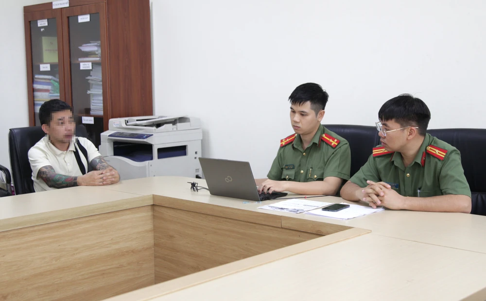 Công an làm việc với người bình luận ác ý về chiến sĩ Công an hy sinh.jpeg