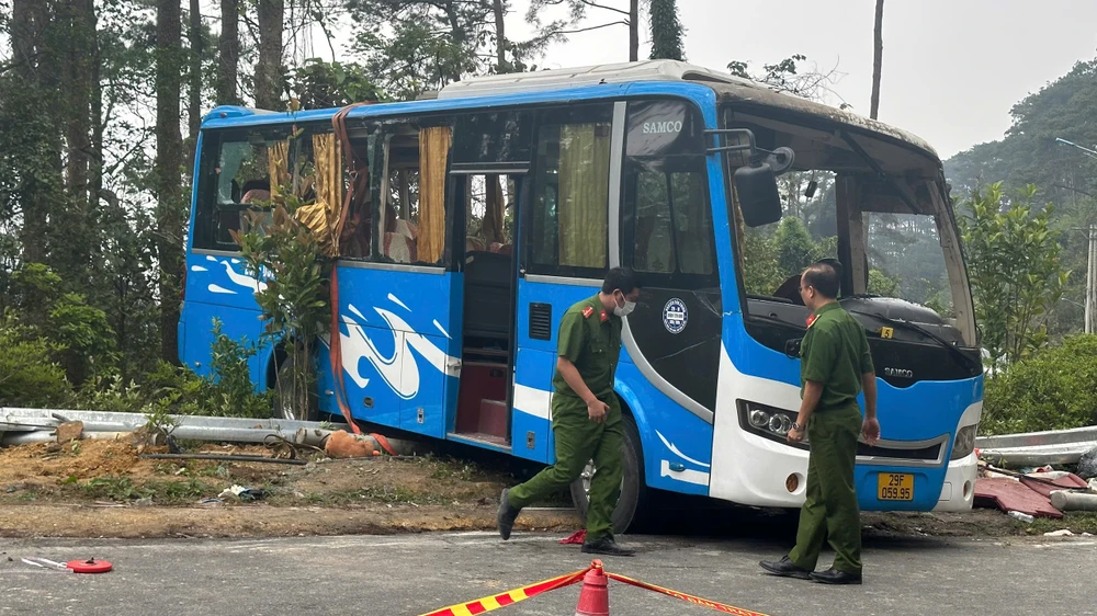 Ảnh Hiện trường vụ lật xe khách ở Tam Đảo 5.jpg