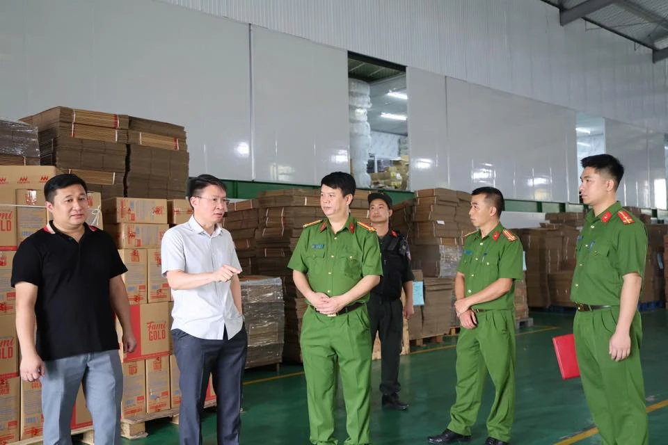 Cận cảnh kho hàng sản xuất cả trăm tấn mì chính, hạt nêm, dầu ăn giả 12.jpg