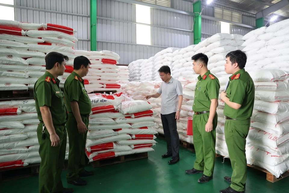 Cận cảnh kho hàng sản xuất cả trăm tấn mì chính, hạt nêm, dầu ăn giả 13.jpg