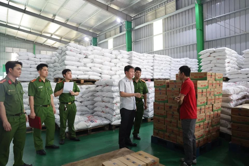 Cận cảnh kho hàng sản xuất cả trăm tấn mì chính, hạt nêm, dầu ăn giả 14.jpg
