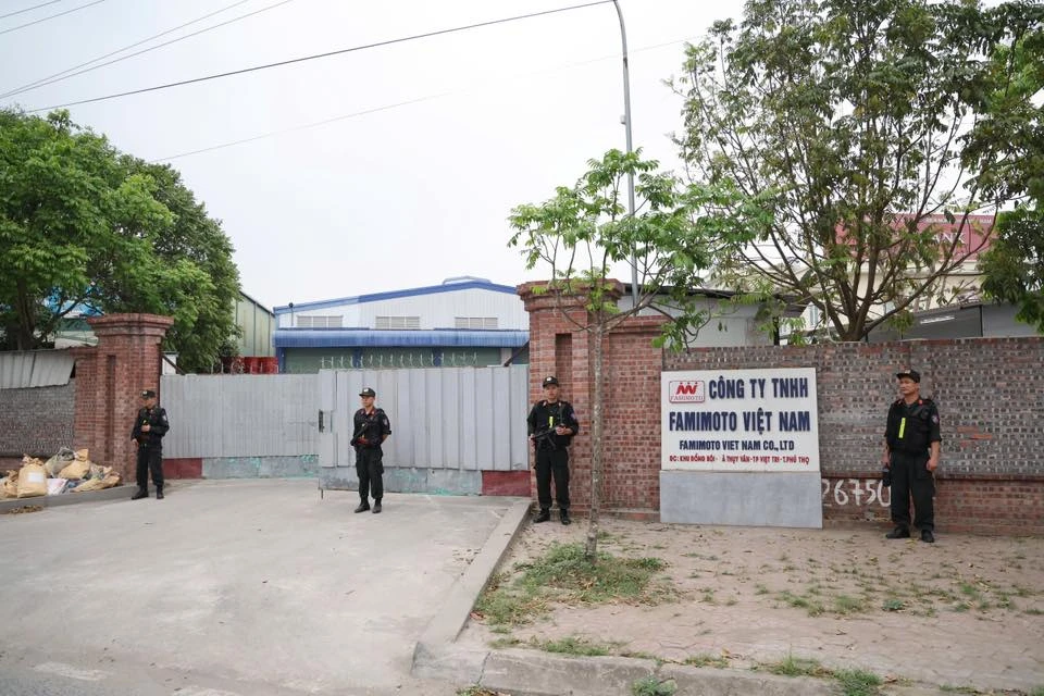 Cận cảnh kho hàng sản xuất cả trăm tấn mì chính, hạt nêm, dầu ăn giả 17.jpg