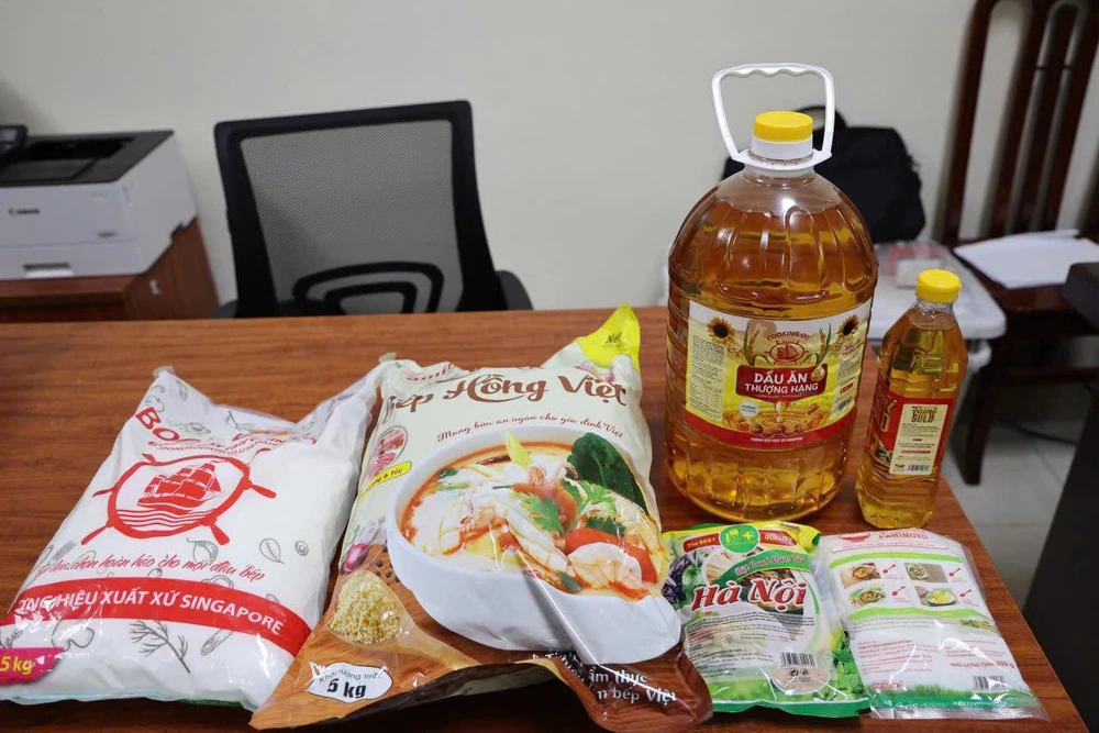 Cận cảnh kho hàng sản xuất cả trăm tấn mì chính, hạt nêm, dầu ăn giả 2.jpg