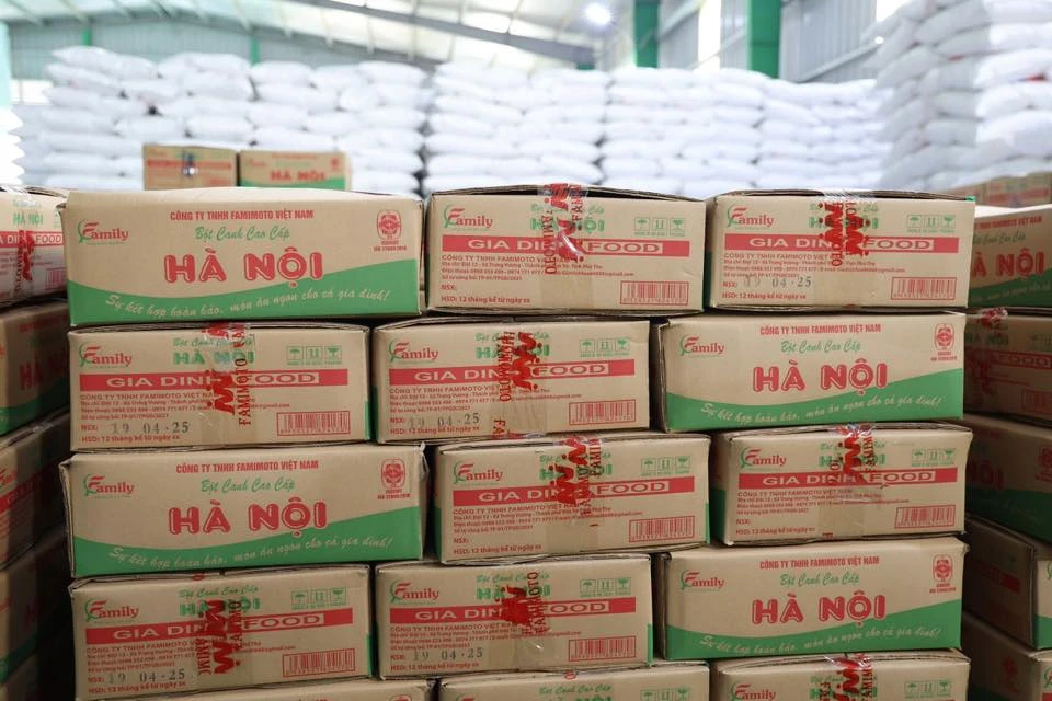 Cận cảnh kho hàng sản xuất cả trăm tấn mì chính, hạt nêm, dầu ăn giả 5.jpg