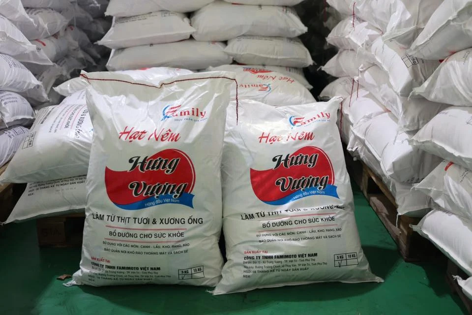 Cận cảnh kho hàng sản xuất cả trăm tấn mì chính, hạt nêm, dầu ăn giả 7.jpg