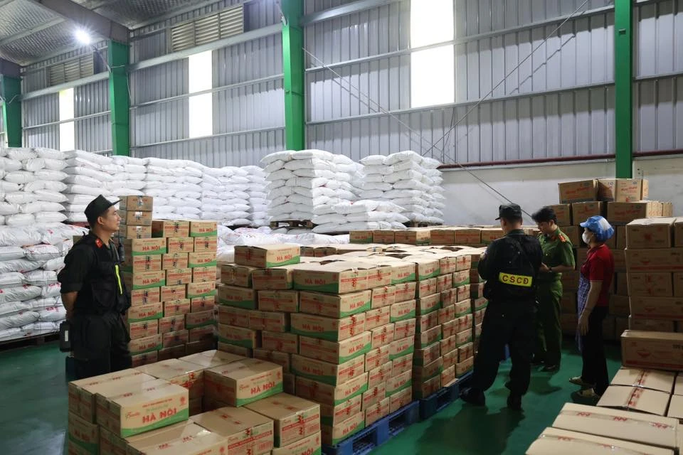 Cận cảnh kho hàng sản xuất cả trăm tấn mì chính, hạt nêm, dầu ăn giả 9.jpg