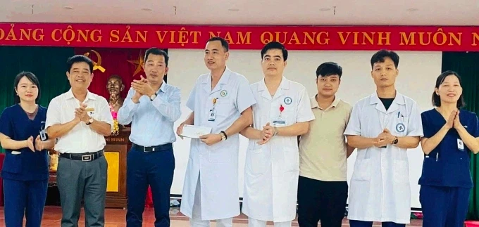 Khen thưởng ekíp cấp cứu bệnh nhân bị sốc phản vệ dù bị hành hung.png