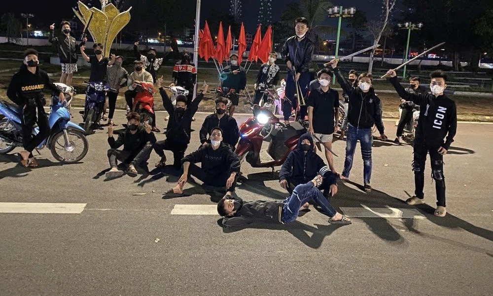 Hoà Bình Nhóm 27 thanh thiếu niên gây rối trật tự công cộng, khởi tố 17 người.jpg